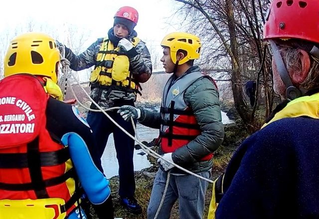 Stage di volontariato degli studenti a Seriate con Protezione Civile Sommozzatori (2)