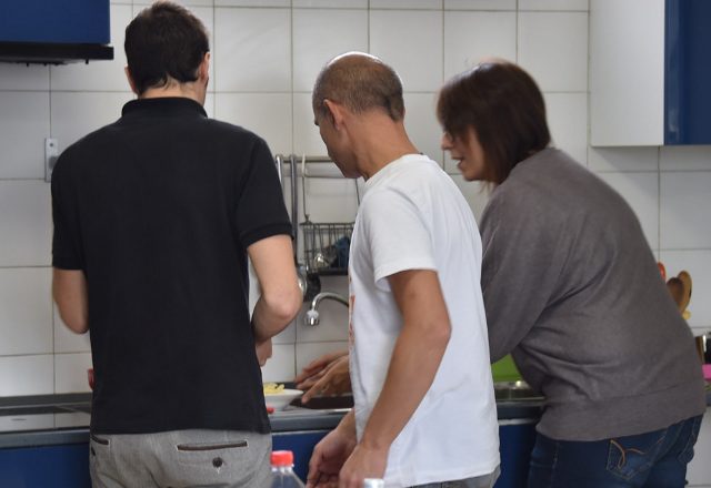 Cena in una comunità di accoglienza a Bergamo