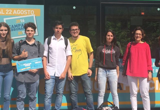 I rappresentanti della classe 4BT dell'Istituto Caniana, vincitrice del concorso #metticilafaccia