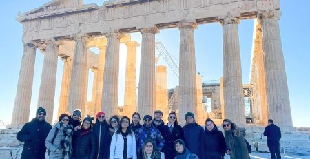 Il gruppo di operatori CSV al Partenone in occasione della mobilità Atene Piero