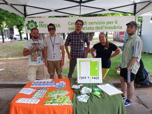 Lo stand dei ragazzi del servizio civile della sede di Como di Csv Insubria al festival Como Always Hop