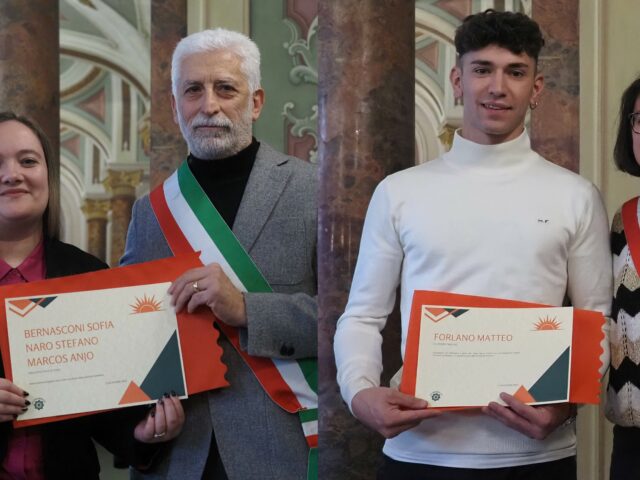 sofia bernasconi e matteo forlano giovani volontari premiati per il sole d'oro 2023