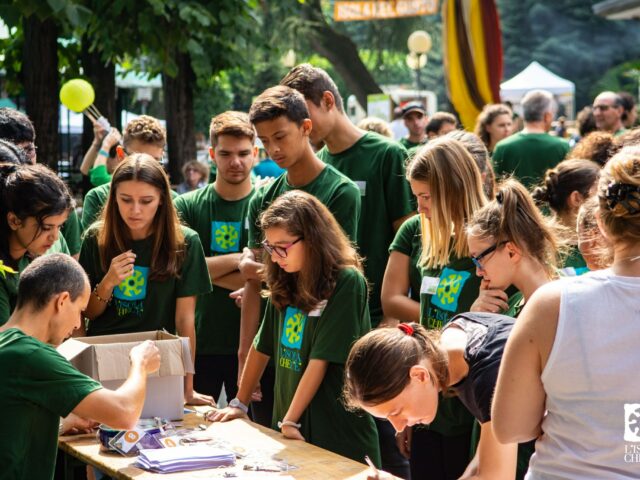 Giovani volontari all'Isola che c'è Fiera delle economie solidali